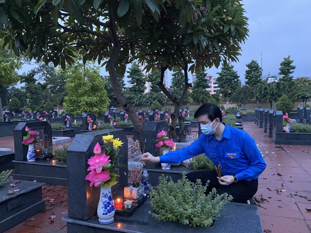 Các cán bộ, đoàn viên thắp nến, dâng hương tại phần mộ của các anh hùng liệt sỹ
