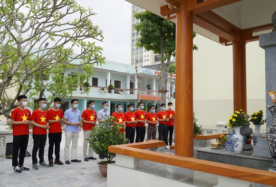 Lãnh đạo Nhà trường cùng đoàn công tác dâng hương tại Tài tưởng niệm các Liệt sỹ  là cán bộ, sinh viên Nhà trường đã hy sinh trong cuộc kháng chiến chống Mỹ cứu nước 