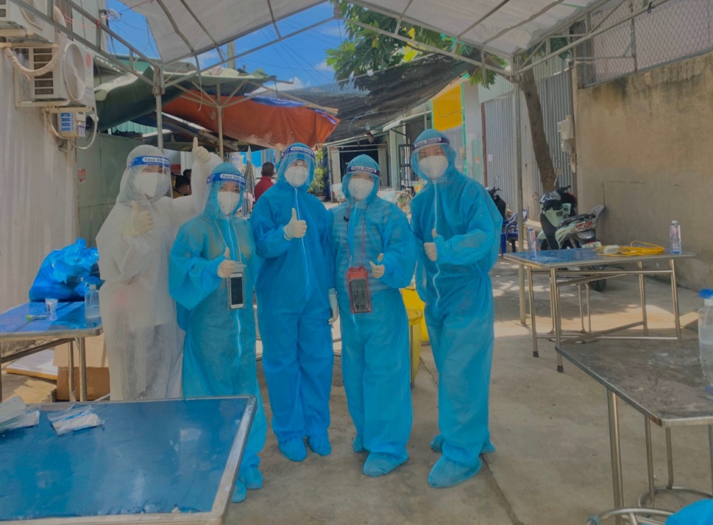 Nhóm sinh viên Đại học Y Thái Bình tham gia công tác phòng chống dịch Covid-19 tại quận Tân Phú