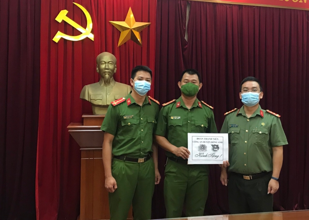 Tuổi trẻ Công an huyện Đông Anh tặng quà, động viên đoàn viên là thương binh 