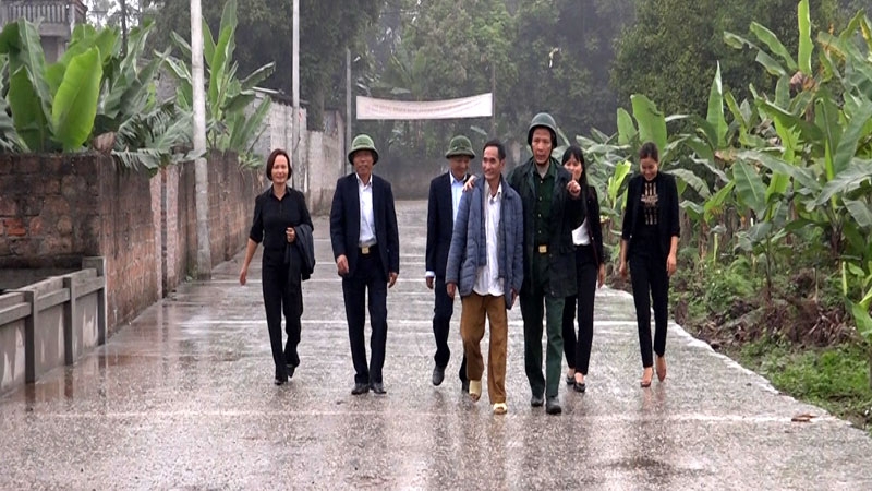 : Con đường khang trang do ông Lê Tôn Thực và người dân trong thôn hiến đất cùng làm