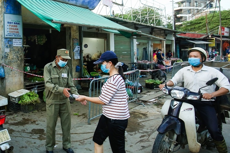 Đi chợ theo phiếu và cách mua sắm thông minh trong mùa dịch
