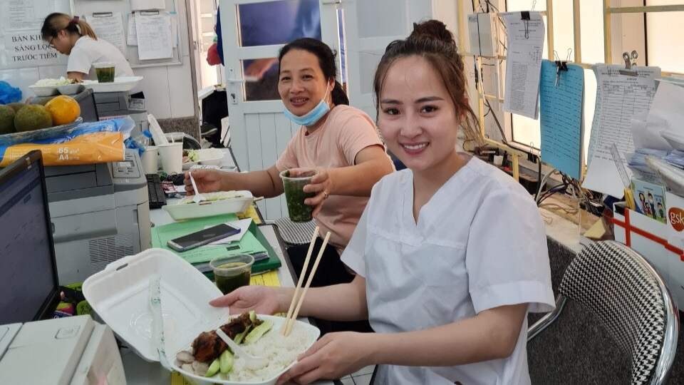 Lượng lượng y, bác sỹ phường Đội Cấn nhận những suất ăn nóng hổi