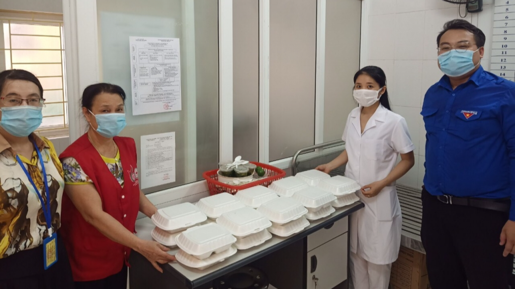 Lượng lượng áo xanh tình nguyện Phường Đội Cấn giao cơm đến Trung tâm y tế Phường