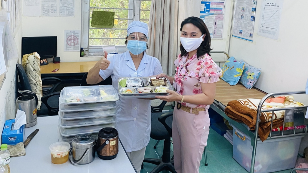 Ba Đình: Những suất cơm ấm tình người giữa mùa dịch