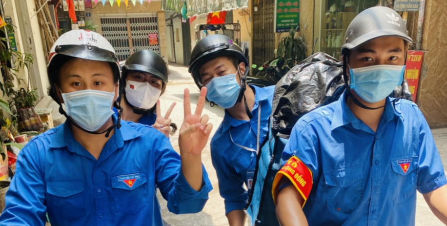 Áo xanh tình nguyện phường Liễu Giai chở cơm chơ lực lượng tuyến đầu chống dịch trên địa bàn