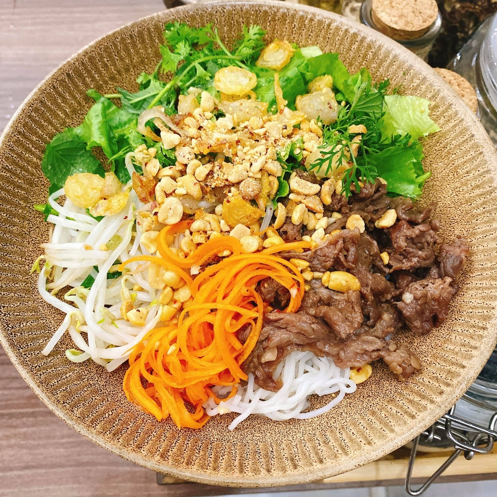 Món bún bò Nam bộ do Hoài Anh chuẩn bị