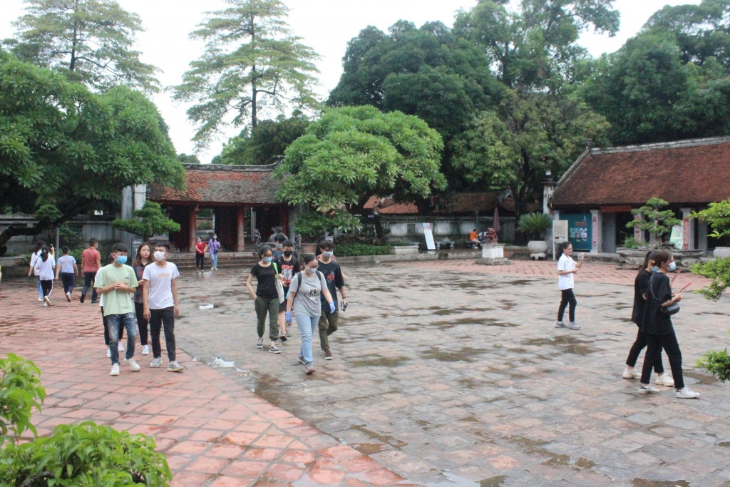 truoc ngay thi si tu van keo nhau toi van mieu quoc tu giam cau may