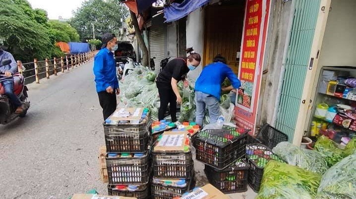 Áo xanh tình nguyện hỗ trợ vận chuyển thực phẩm cho một bộ phân người dân Hà Nội