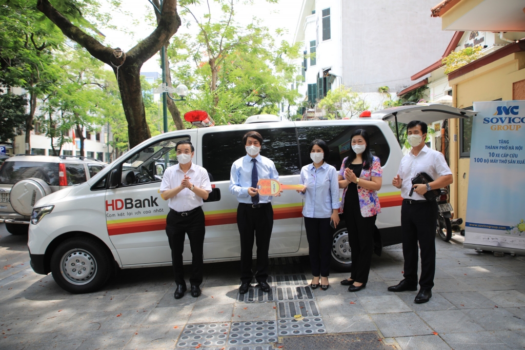 Chủ tịch UBND TP Chu Ngọc Anh (ngoài cùng bên trái) cùng đại diện UB MTTQ Việt Nam TP Hà Nội nhận tượng trưng xe cứu thương do Công ty CP Tập đoàn Sovico ủng hộ