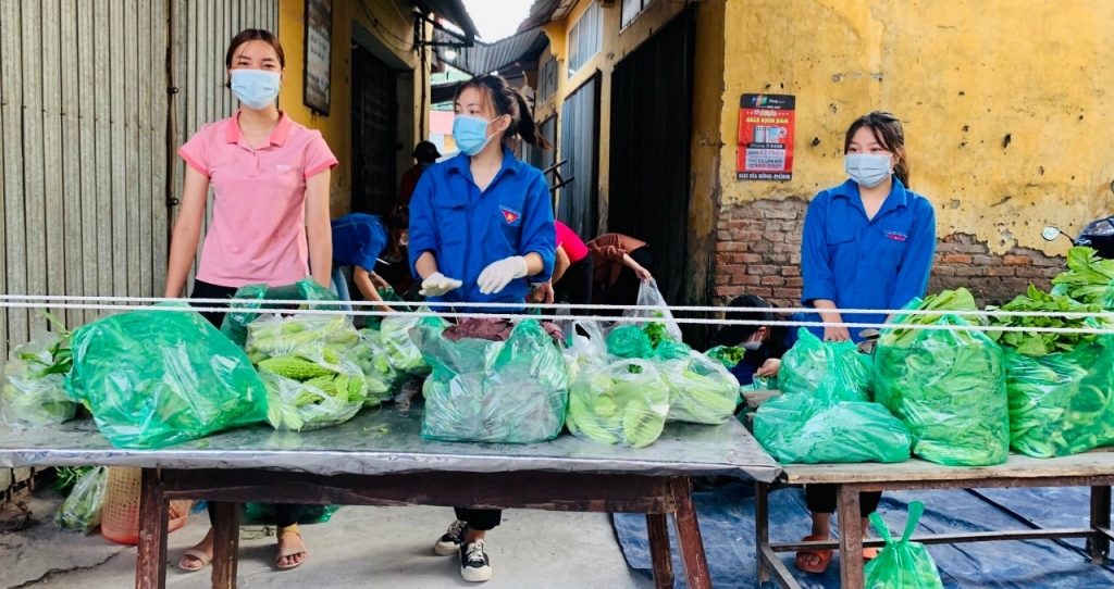 gian hàng thanh niên tại chợ dân sinh