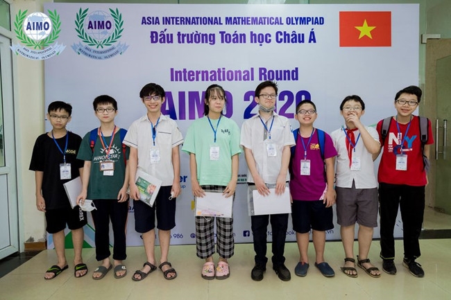 Nam Sơn (ngoài cùng bên phải) cùng đoàn học sinh Việt Nam khối THCS đạt huy chương trong kì thi AIMO 2020