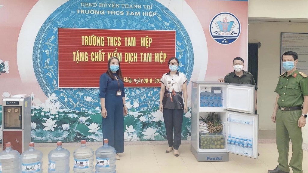 Cô Đào Thị Phượng, Hiệu trưởng trường THCS Tam Hiệp (bên trái) tăngj quà cho chốt kiểm dịch xã Tam Hiệp