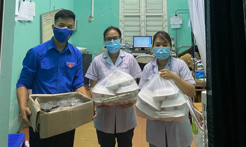 Đoàn Thanh niên xã Ngọc Hồi tặng suất cơm cho lực lượng  y tế địa phương