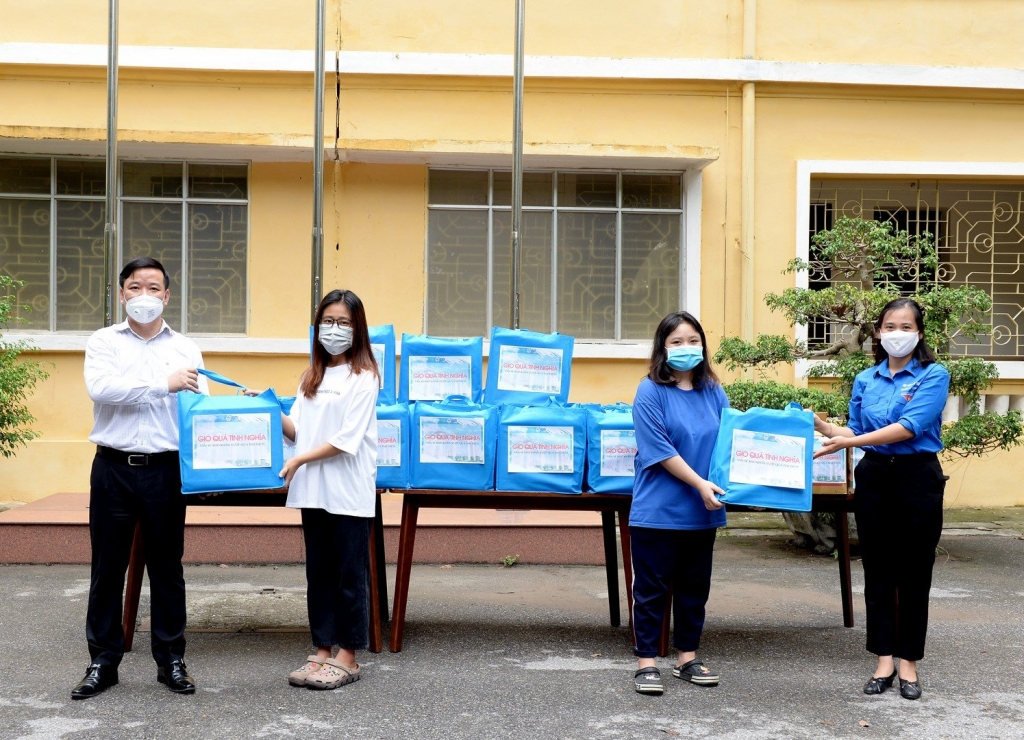 Đại diện lãnh đạo Trường Đại học Kinh tế quốc dân tặng quà cho các bạn sinh viên