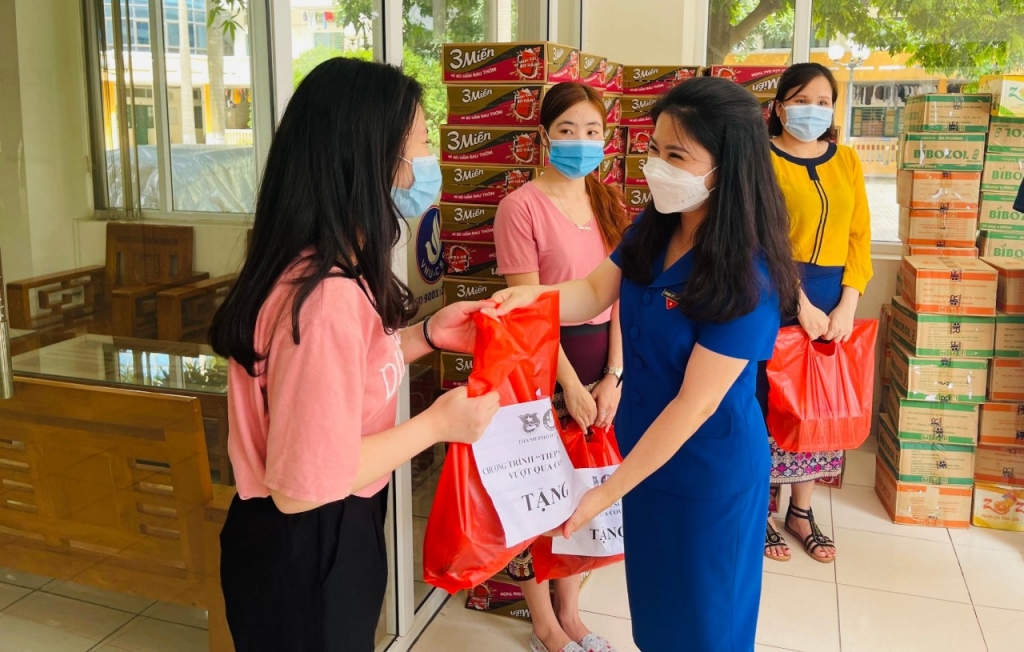 Đồng chí Chu Hồng Minh, UVBTV Trung ương Đoàn, Thành ủy viên, Bí thư Thành đoàn Hà Nội trao quà cho các bạn sinh viên 