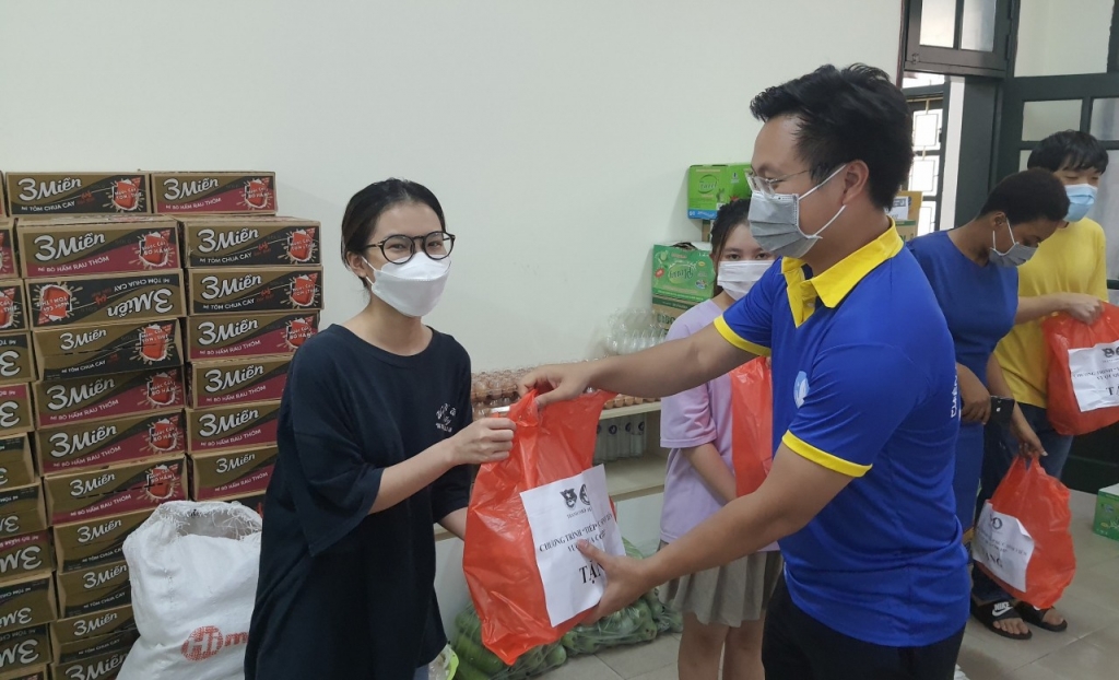 Hà Nội: Sinh viên các trường đại học, học viện, cao đẳng nhận quà “Tiếp sức sinh viên vượt qua Covid”