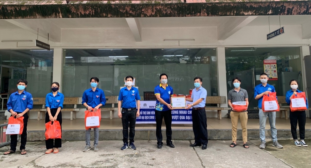 Hà Nội: Sinh viên các trường đại học, học viện, cao đẳng nhận quà “Tiếp sức sinh viên vượt qua Covid”