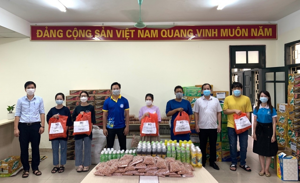Hà Nội: Sinh viên các trường đại học, học viện, cao đẳng nhận quà “Tiếp sức sinh viên vượt qua Covid”