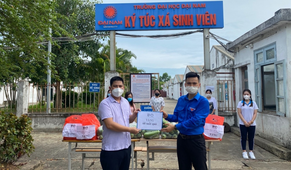 Hà Nội: Sinh viên các trường đại học, học viện, cao đẳng nhận quà “Tiếp sức sinh viên vượt qua Covid”