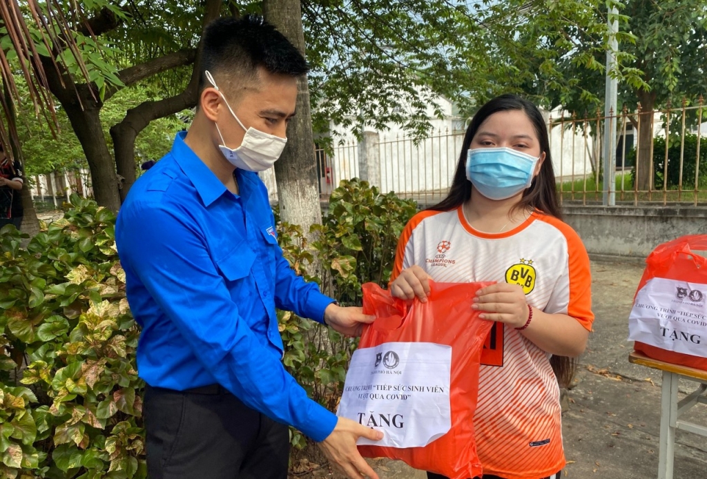 Hà Nội: Sinh viên các trường đại học, học viện, cao đẳng nhận quà “Tiếp sức sinh viên vượt qua Covid”