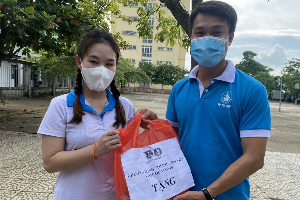 Hà Nội: Sinh viên các trường đại học, học viện, cao đẳng nhận quà “Tiếp sức sinh viên vượt qua Covid”