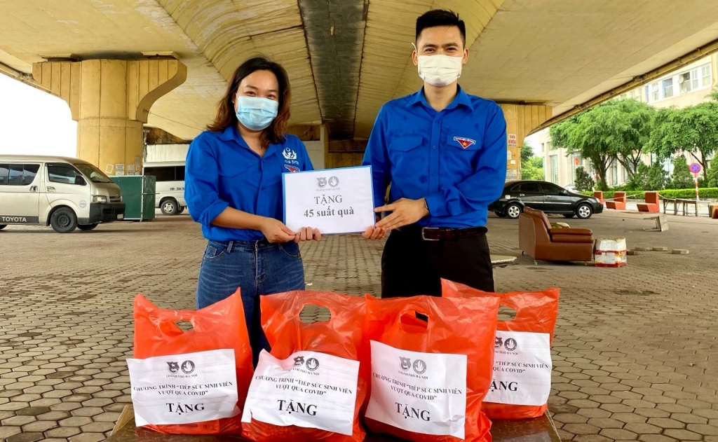 Đồng chí Lý Duy xuân, Phó Bí thư Thành đoàn Hà Nội, Chủ tịch Hội đồng Đội thành phố Hà nội tặng quà cho các bạn sinh viên đang mắc kẹt tại Hà Nội bởi dịch Covid