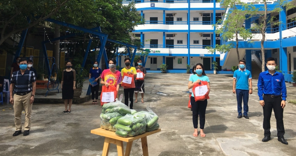 Hà Nội: Sinh viên các trường đại học, học viện, cao đẳng nhận quà “Tiếp sức sinh viên vượt qua Covid”