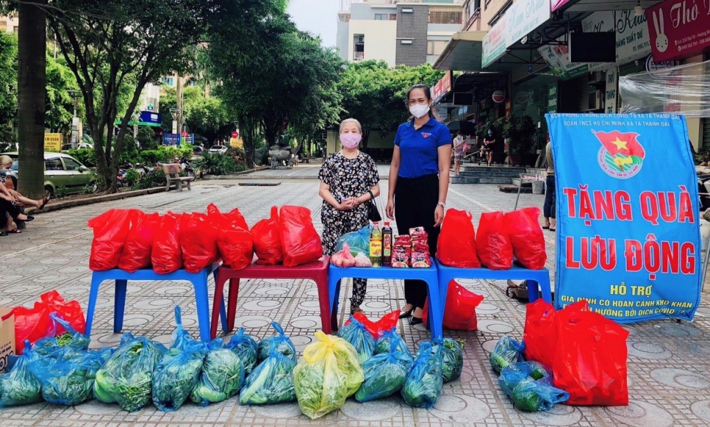 Thanh Trì: Đoàn Thanh niên xã Tả Thanh Oai góp hơn 60 triệu đồng tặng người lao động mất việc trong mùa dịch