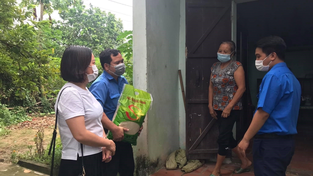 Sát cánh cùng dân chống dịch Tại phường Ngô Quyền, lực lượng Đoàn thanh niên hỗ trợ đóng gói, trao tặng 52 suất quà của Ban chỉ đạo phòng chống dịch của phường tới đối tượng là hộ nghèo và các đồng chí tham gia trực chốt trên địa bàn phường. Mỗi suất quà 