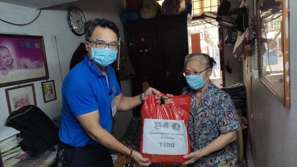70 suất quà cho các hộ gia đình có hoàn cảnh khó khăn trên địa bàn quận được Đoàn Thanh niên phối hợp với Hội Liên hiệp phụ nữ và Hội đồng Đội quận Ba Đình trao tặng