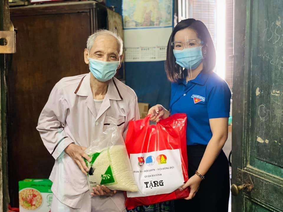 Ảnh này là Đồng chí Nguyễn Thị Thanh Phượng - Phó Bí thư quận đoàn Ba Đình tặng quà cho người dân