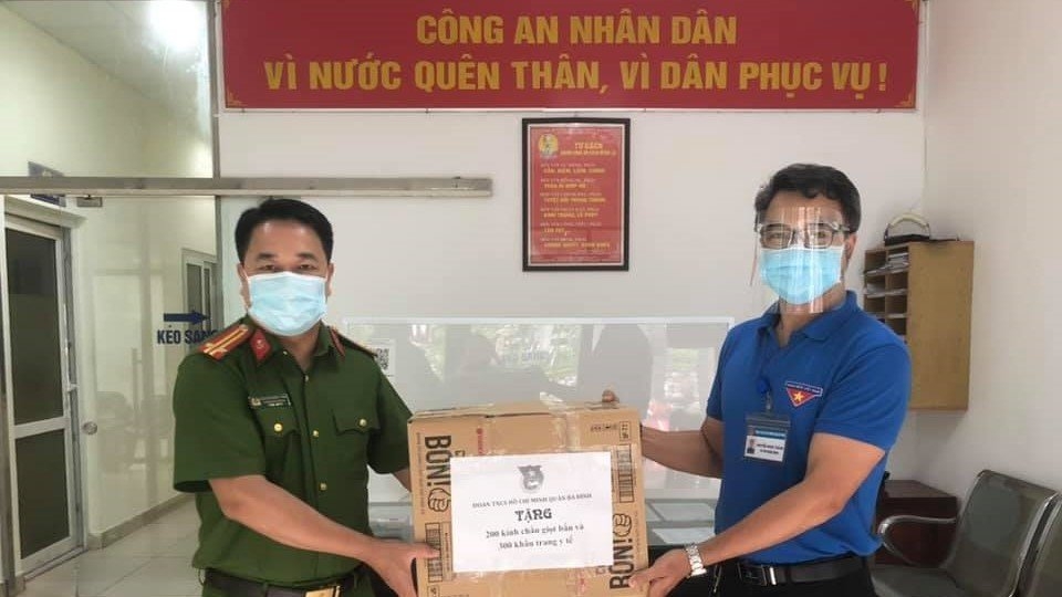3.000 kính chắn giọt bắn và 5.000 khẩu trang y tế gửi tặng cho Công an 14 phường và các lực lượng tuyến đầu tại các chốt kiểm soát phòng, chống dịch bệnh
