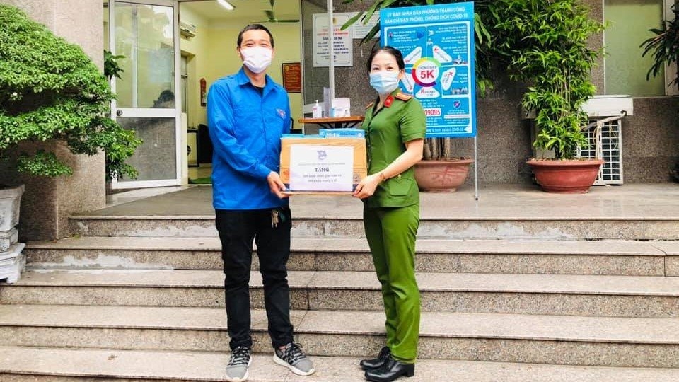  Anh Lê Quý Tôn, Bí thư Đoàn phường Thành Công tặng lực lượng công an tấm kính chắn giọt bắn