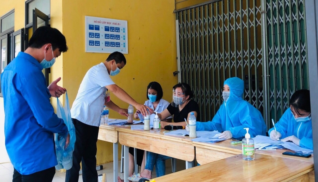 Sữa hạt “made by thanh niên” được chuyển đến các vị trí chống dịch
