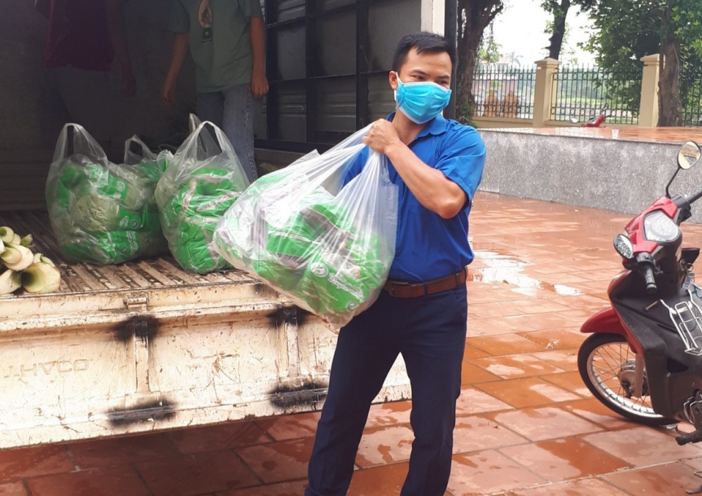 anh Bí thư Đoàn xã Đại Áng đón đoàn xe tặng rau