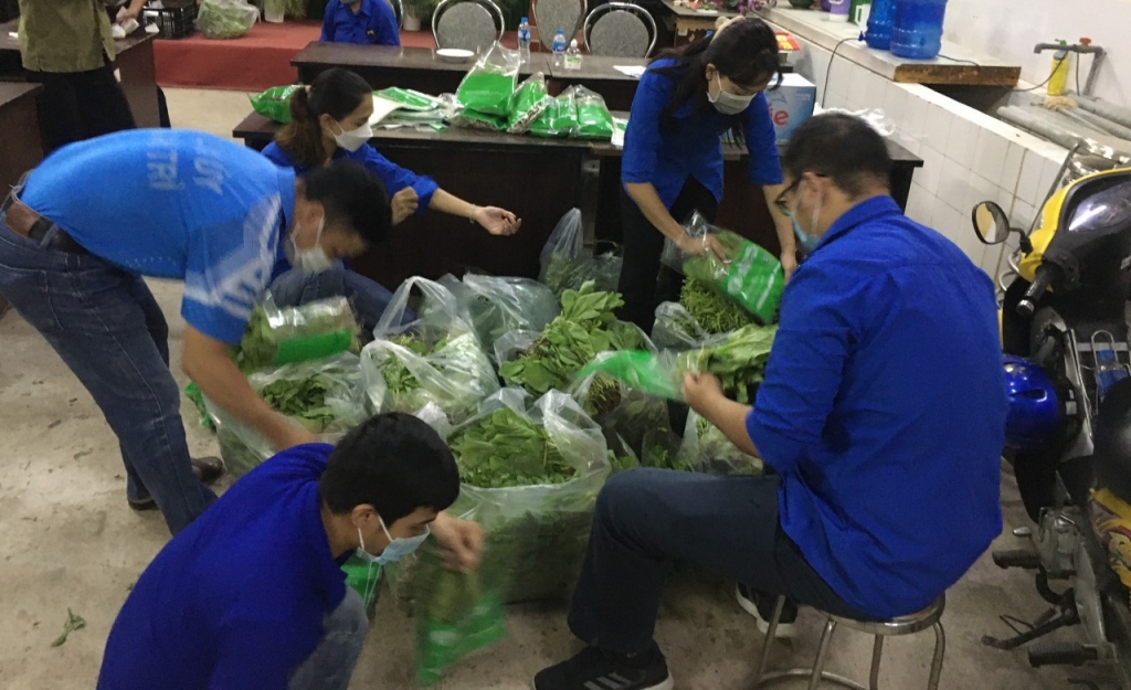 Đoàn viên xã Duyên Hà chia rau gửi tới các hộ cách ly