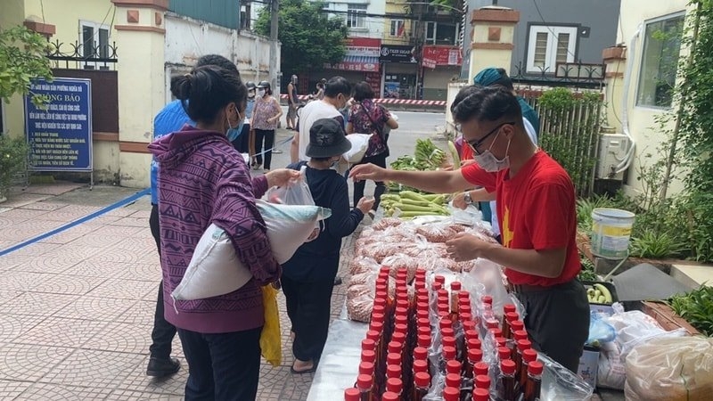 Các thành viên trong đội hình chiến sĩ “Hoa phượng đỏ” tham gia phân quát nhu yếu phẩm