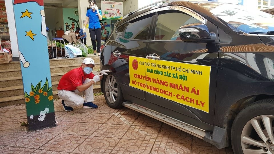 Không chỉ tham gia hỗ trợ tiêm chủng, anh Hùng còn tích cực tham gia vào các hoạt động tình nguyện, giúp đỡ bà con gặp khó khăn tại vùng dịch