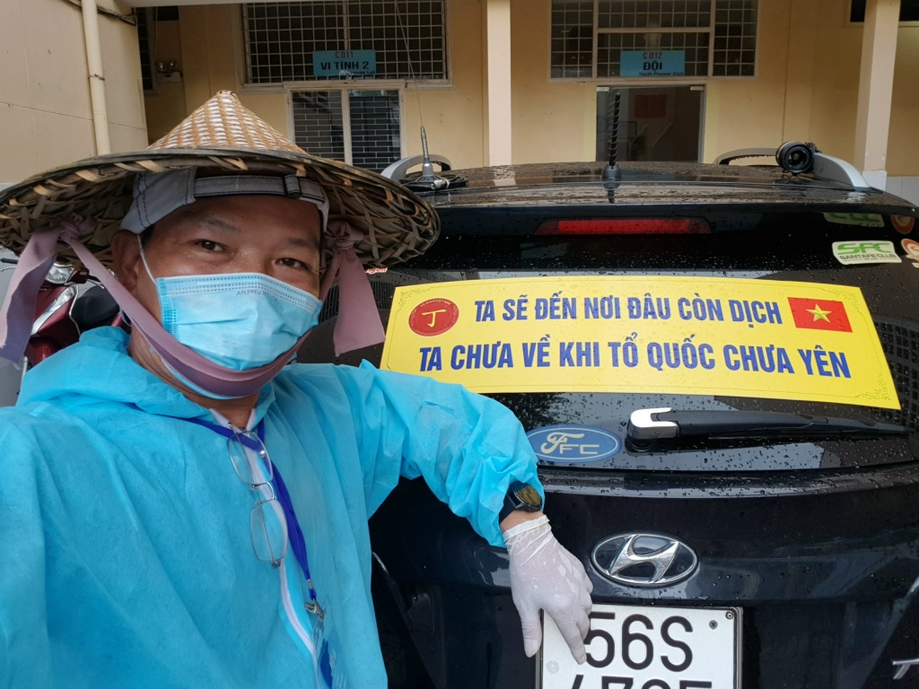 Anh Đinh Khắc Hùng không quản khó khăn cùng đội tình nguyện hỗ trợ công tác phòng chống dịch tại TP Hồ Chí Minh