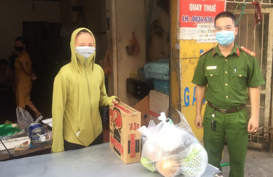 Đại diện đoàn thanh niên Công an huyện Đông Anh tặng quà người dân tạm trú