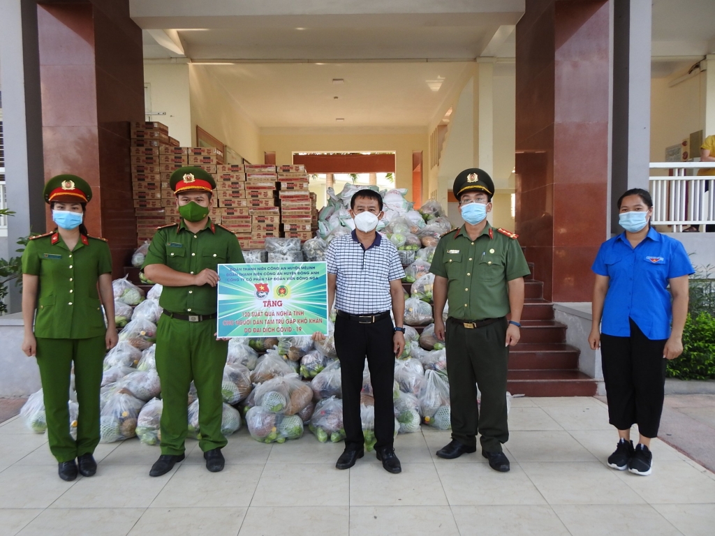 Đại diện MTTQ xã Kim Chung và đoàn TN xã tiếp nhận để chuyển đến người dân tạm trú 