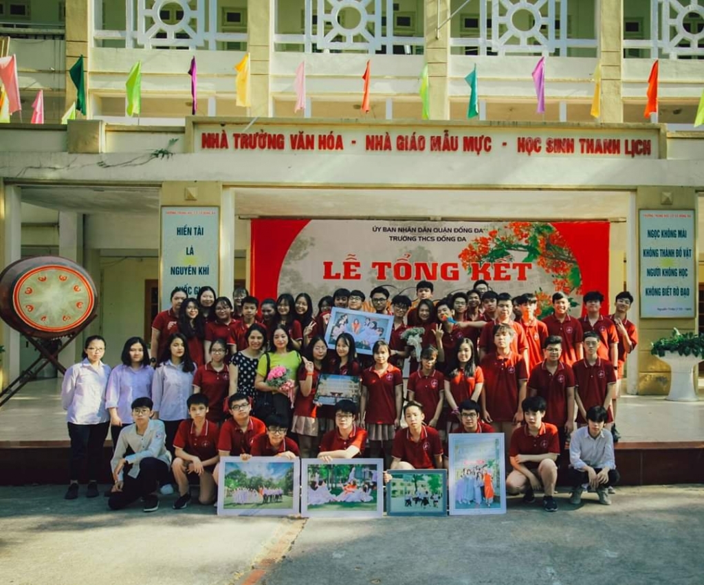 Thầy và trò trường THCS Đống Đa tại buổi chia tay năm học (ảnh tư liệu)