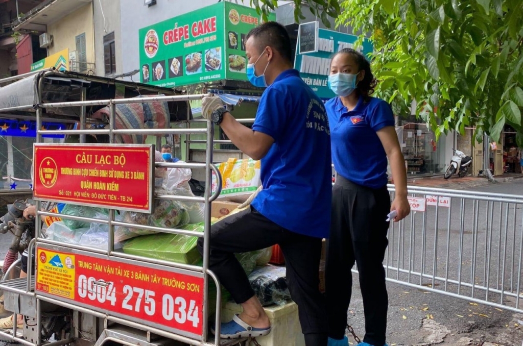 Áo xanh tinhg nguyện tại phường Văn Chương đưa nhu yếu phẩm cho bà con 