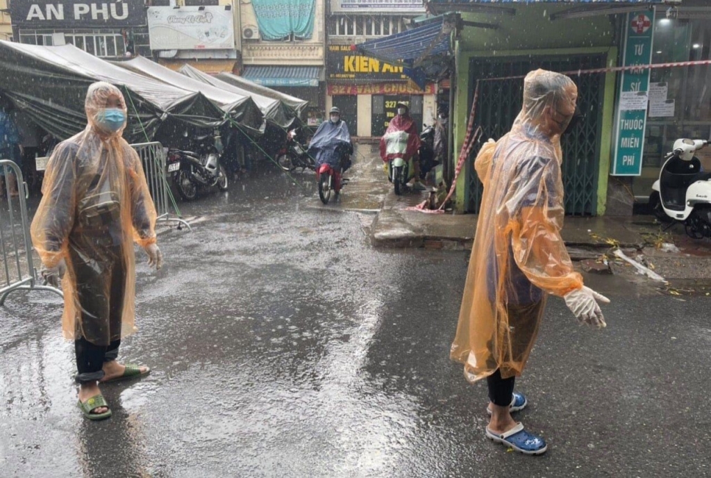 Đoàn viên thanh niên phường Văn Chương đội  mua trực chốt