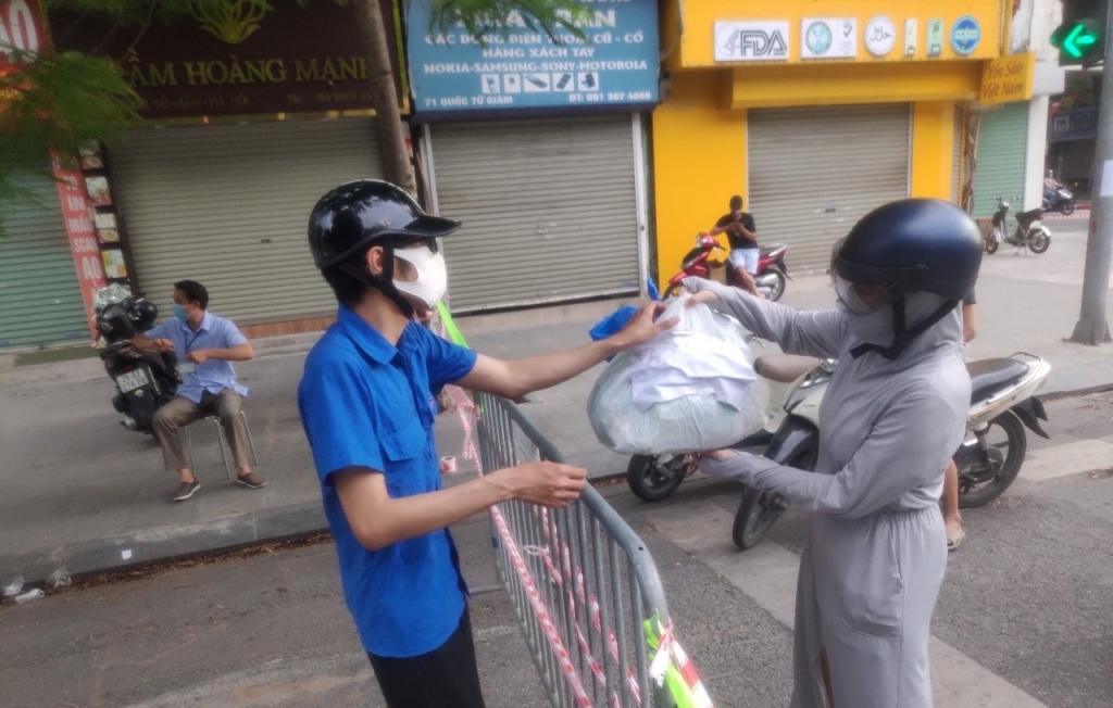 Đoàn viên thanh niên phường Văn Miếu giao nhu yếu phẩm cho người dân