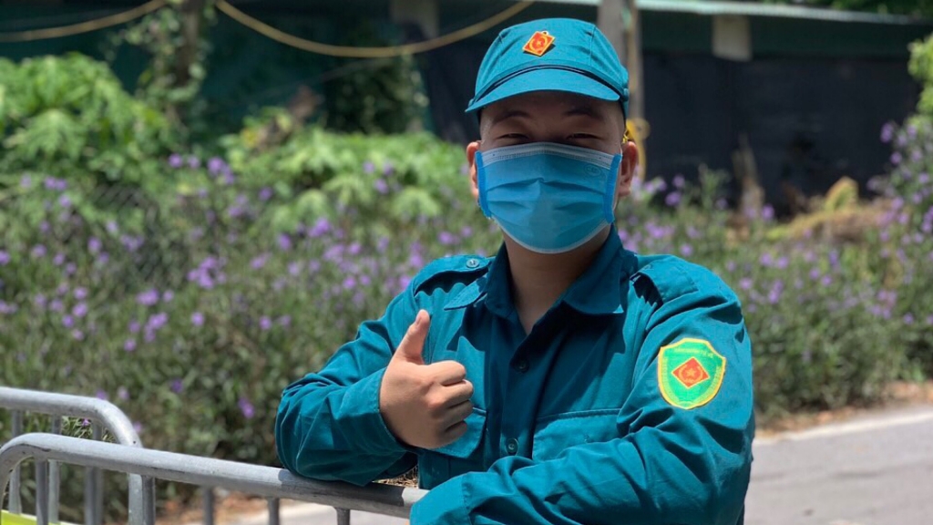  Dương Văn Phúc tham gia vào lực lượng dân quân tự vệ hỗ trợ chống dịch tại địa phương