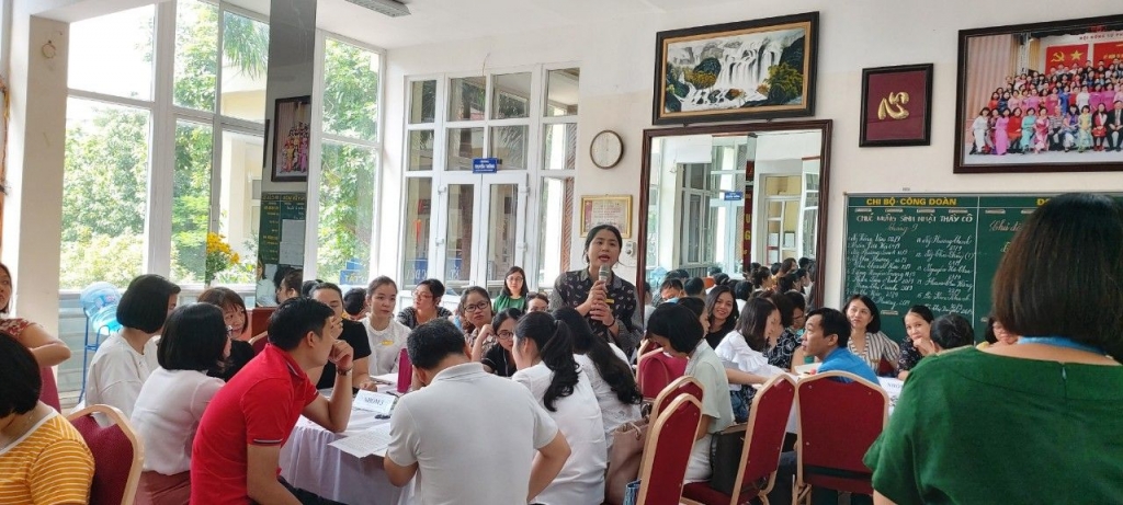 Các thầy cô chia sẻ quan điểm và nêu ra những vấn đề từ thực tiễn giáo dục