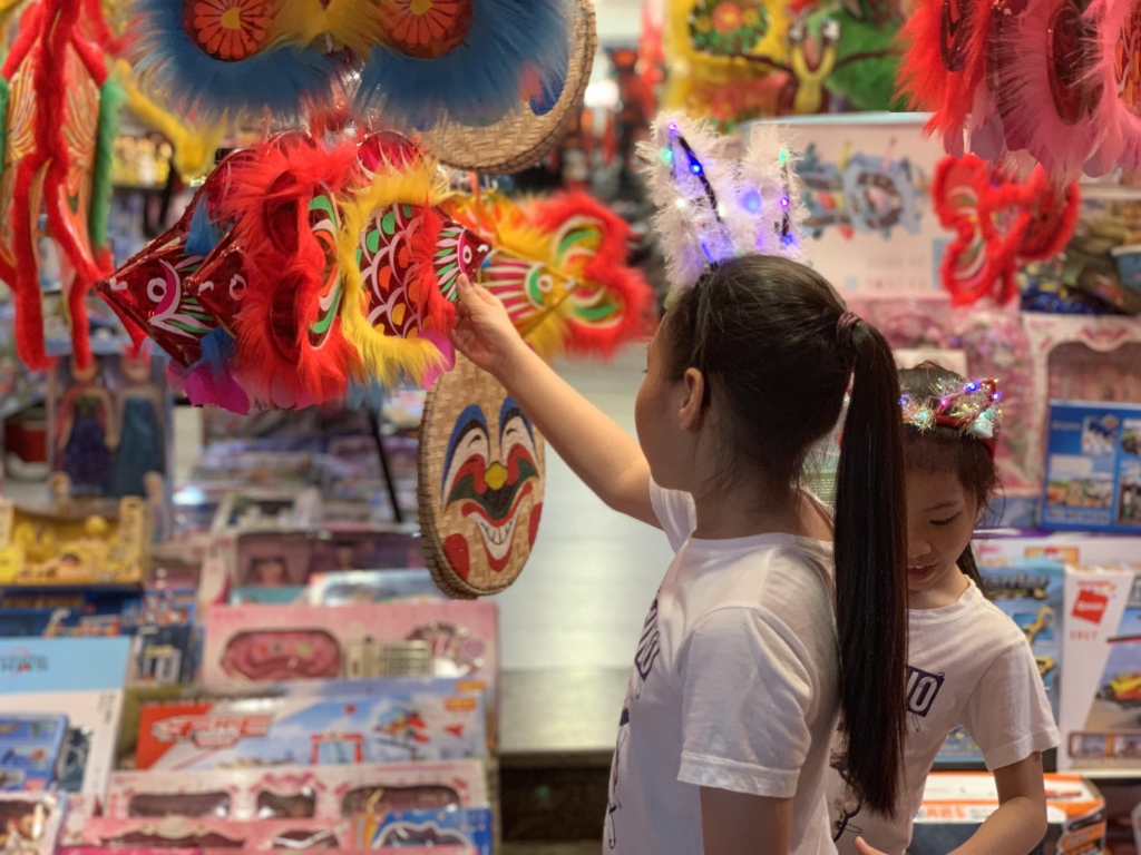 Trẻ em say mê với đồ chơi trung thu truyền thống