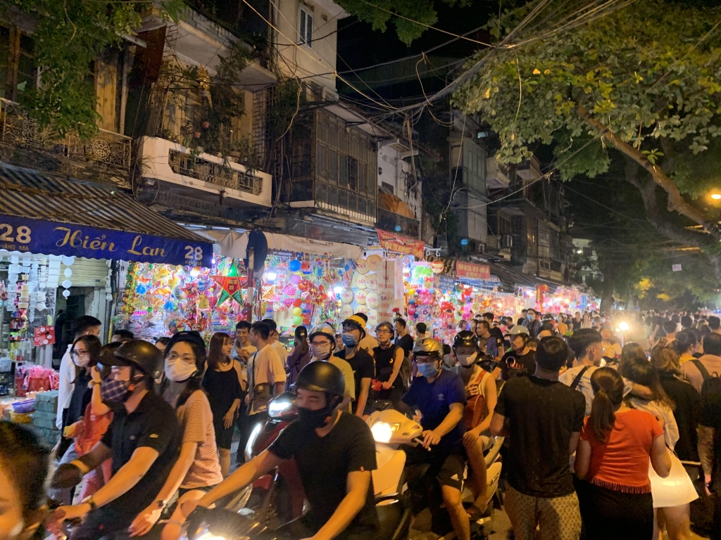 Phố Hàng Mã vào mùa Trung thu